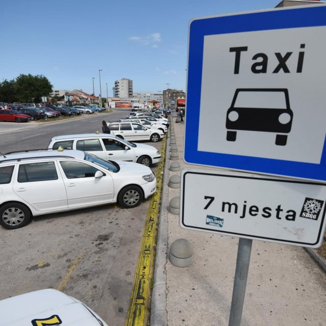 <p>Zadar, 060716.<br>
Sindikalni povjerenik samostalnih taksista Predrag Simunov i Vedran Uranija iz SSSH na autobusnom kolodvoru odrzali su konferenciju za medije.<br>