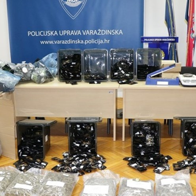 <p>Zaplijenjena droga u policijskoj postaji</p>