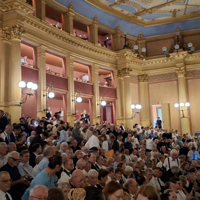 <p>Fortissimo tutti orkestra ovdje ne zvuči zaglu&scaron;ujuće kao topovi na boji&scaron;nici, nego se zaista može osjetiti uravnotežena dinamika svirača&nbsp;</p>