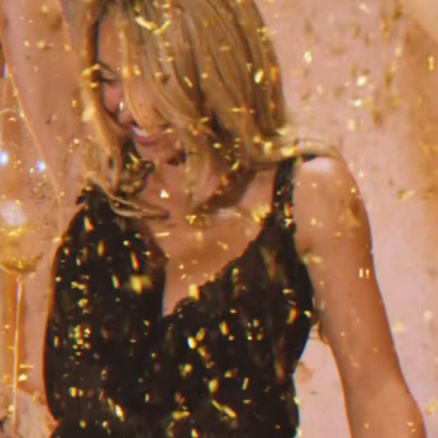 <p>Sydney Sweeney novu je kolekciju predstavila u dosad najizazovnijoj kampanji.&nbsp;Rođendanske torte, čipka i podvezice obilježile su njezinu najvruću reklamu dosad</p>