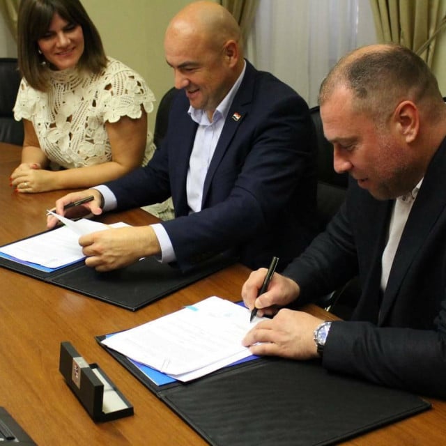 <p>Župan Blaž Pezo potpisao Ugovor o donaciji za povijesno Svjetsko prvenstvo u vaterpolu 4&times;4</p>
