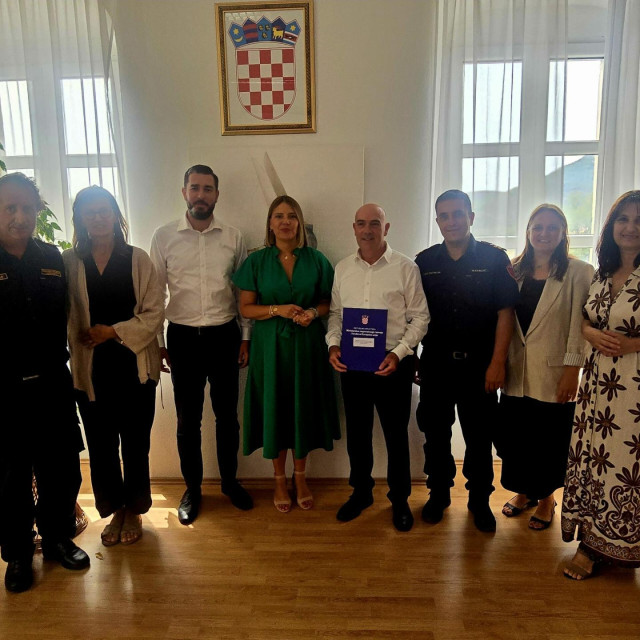 <p>Uručeni ugovori za Centar za rehabilitaciju i hipoterapiju na Pelje&scaron;cu te vatrogasni dom na Mljetu</p>