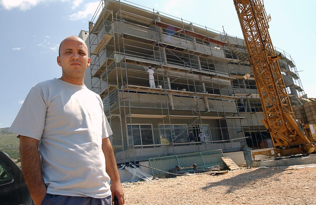 <p>Mateo Juradin daleke 2005. ispred svoga hotela u Podstrani tijekom izgradnje</p>