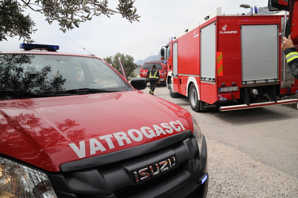 <p>Makarska, 130426.<br>
Pozar koji je oko 14 sati buknuo u masliniku istocno od Tucepa, unatoc jakom jugu, ugasen je brzom intervencijom vatrogasaca DVD Tucepi i Makarska uz asistenciju brojnih vozila ostalih DVD-ova makarskog primorja.<br>