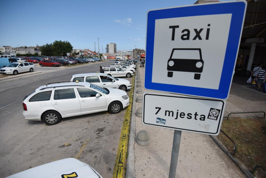 <p>Zadar, 060716.<br>
Sindikalni povjerenik samostalnih taksista Predrag Simunov i Vedran Uranija iz SSSH na autobusnom kolodvoru odrzali su konferenciju za medije.<br>