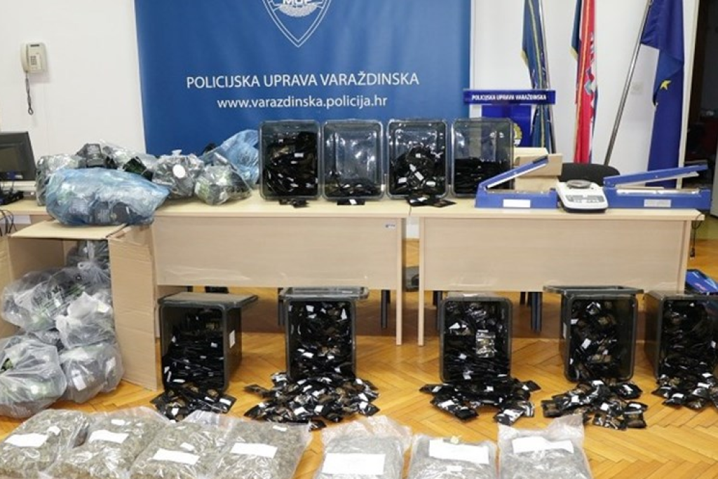 <p>Zaplijenjena droga u policijskoj postaji</p>