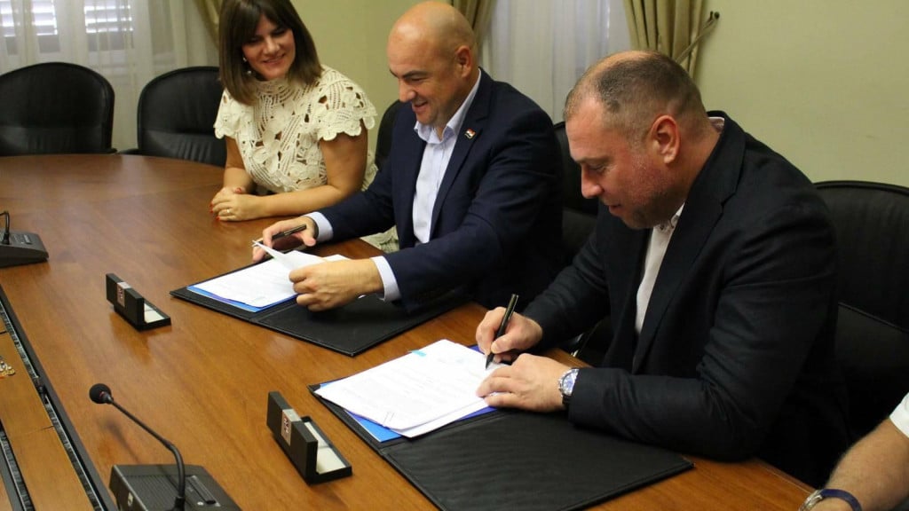 <p>Župan Blaž Pezo potpisao Ugovor o donaciji za povijesno Svjetsko prvenstvo u vaterpolu 4&times;4</p>