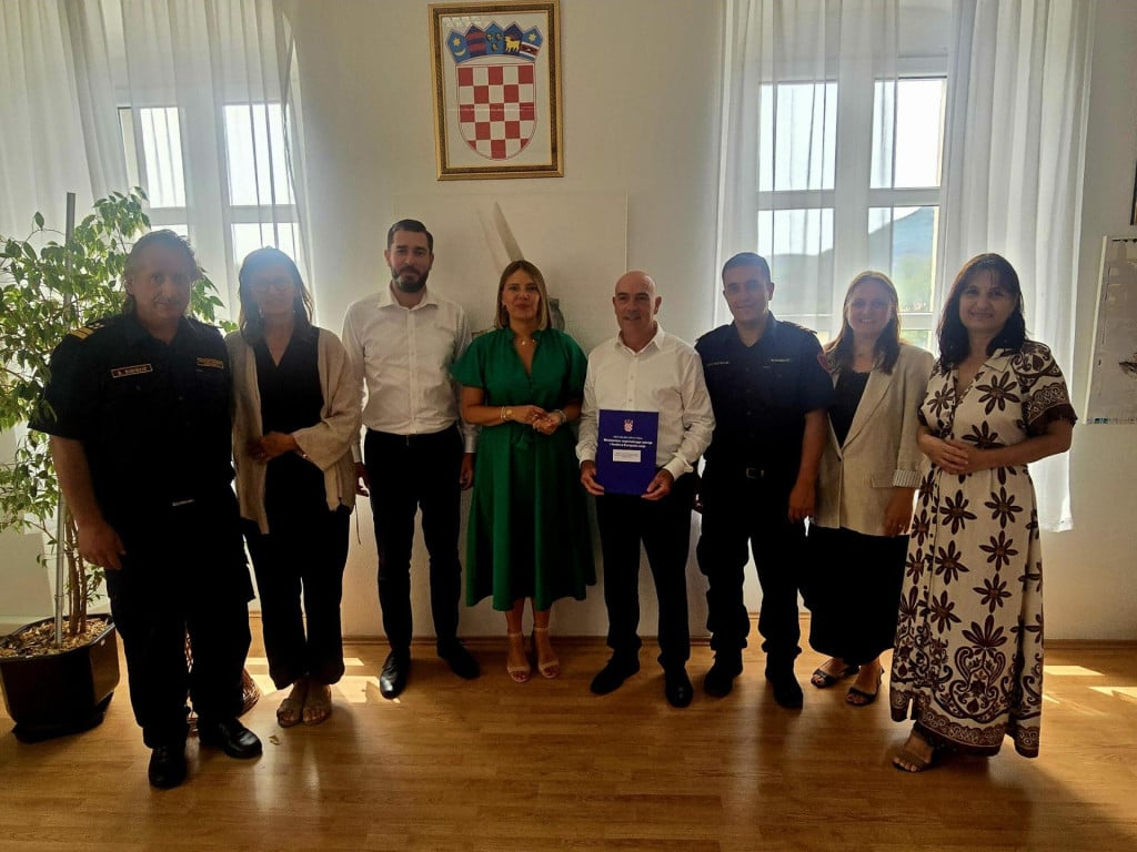 <p>Uručeni ugovori za Centar za rehabilitaciju i hipoterapiju na Pelje&scaron;cu te vatrogasni dom na Mljetu</p>
