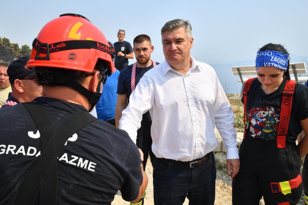 <p>Ilustracija: Zoran Milanović nakon požara u Omi&scaron;u zahvalio je vatrogascima, a jedan od njihovih legendarnih zapovjednika izgubio je život...</p>