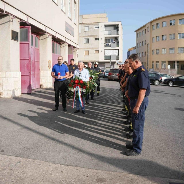 <p>Pred vatrogasnim domom u &Scaron;ibeniku odana je počast vatrogascima stradalima u Kornatskoj tragediji</p>