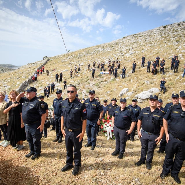 <p>Otok Kornat, 300826.<br>
Uvala Sipnata.<br>
Obiljezavanje 19. godisnjice stradanja 12 vatrogasca na otoku Kornatu.<br>