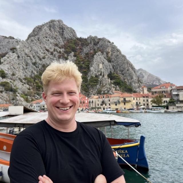 <p>Malduk Vlahović krenuo je plivajući od Radmanovih mlinica prema Omi&scaron;u, na dionicu dugu oko &scaron;est i pol kilometara u znak zahvalnosti vatrogascima i kanaderima &scaron;to su spasili Omi&scaron; i kanjon Cetine od katastrofe vatrene stihije</p>

<p>&nbsp;</p>