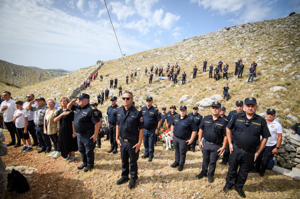 <p>Otok Kornat, 300826.<br>
Uvala Sipnata.<br>
Obiljezavanje 19. godisnjice stradanja 12 vatrogasca na otoku Kornatu.<br>