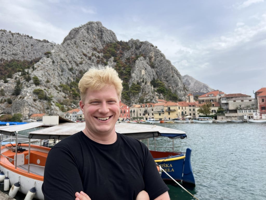 <p>Malduk Vlahović krenuo je plivajući od Radmanovih mlinica prema Omi&scaron;u, na dionicu dugu oko &scaron;est i pol kilometara u znak zahvalnosti vatrogascima i kanaderima &scaron;to su spasili Omi&scaron; i kanjon Cetine od katastrofe vatrene stihije</p>

<p>&nbsp;</p>