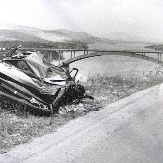 <p>&Scaron;ibenski most i vozilo koje su pregazili agresorski tenkovi</p>