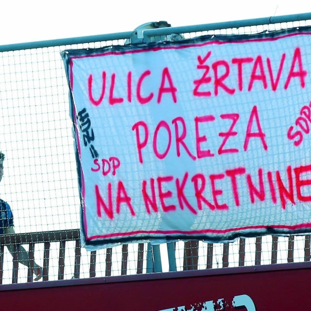<p>Stanje s porezom na nekretnine jo&scaron; nije takvo da žrtve dobiju svoju ulicu, ali građani su uznemireni. Transparent iz Splita iz 2017. godine&nbsp;</p>

<p>&nbsp;</p>

<p>&nbsp;</p>