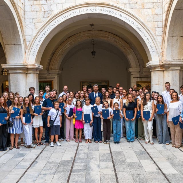 <p>U Sponzi dodijeljene godi&scaron;nje nagrade Grada Dubrovnika za uspjehe učenika i studenata</p>