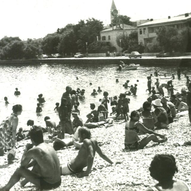 <p>Ovo je 50 godina stara fotografija - supetarska plaža u kolovozu 1976. godine</p>
