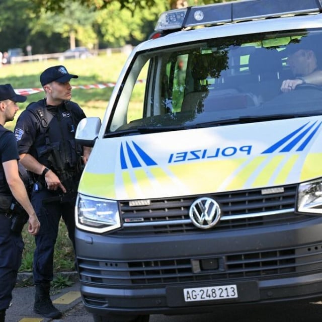 <p>&Scaron;vicarska policija priopćila je da je uhitila ⁠43-godi&scaron;njeg mu&scaron;karca kojega dovodi ⁠u vezu&nbsp;sa smrtonosnom pucnjavom&nbsp;&nbsp;</p>