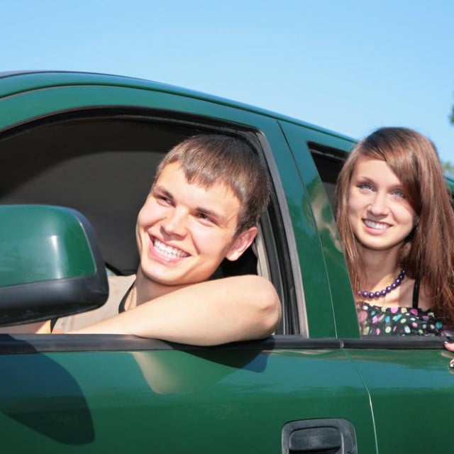<p>Mladi par u automobilu</p>