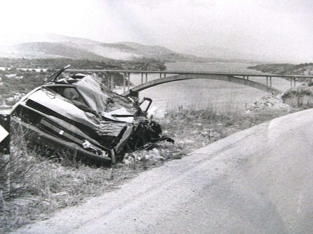 <p>&Scaron;ibenski most i vozilo koje su pregazili agresorski tenkovi</p>