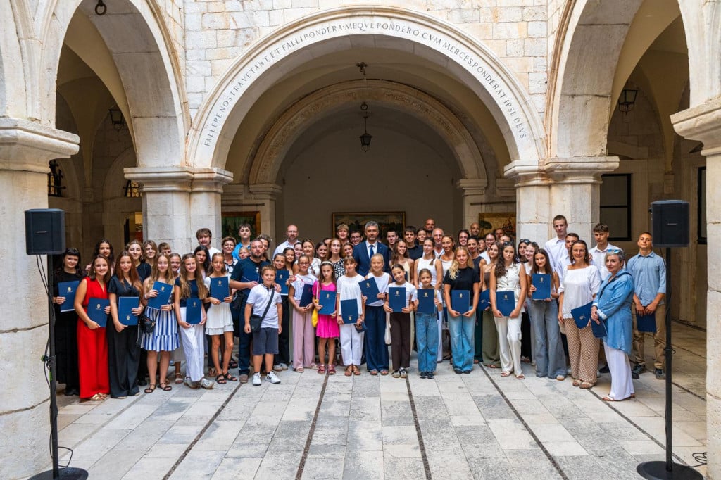 <p>U Sponzi dodijeljene godi&scaron;nje nagrade Grada Dubrovnika za uspjehe učenika i studenata</p>