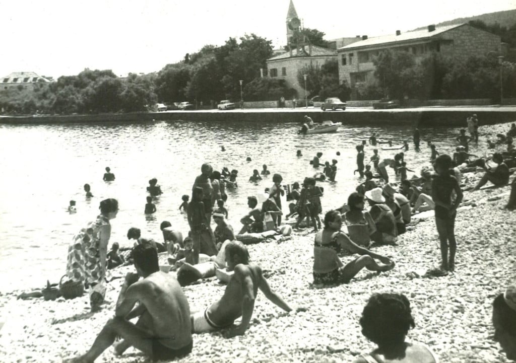 <p>Ovo je 50 godina stara fotografija - supetarska plaža u kolovozu 1976. godine</p>
