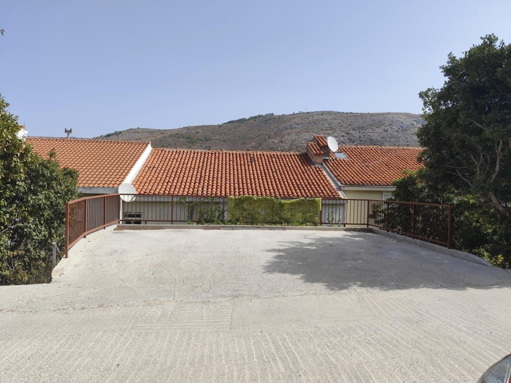 <p>Navodno nezakonito izgrađen parking na Kineskom zidu u Dubrovniku</p>