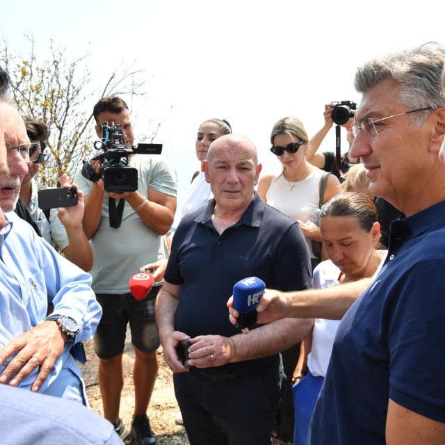 <p>Davor Božinović, Tomo Medved i Andrej Plenković u Omi&scaron;u nakon nedavnog požara<br>
Jo&scaron;ko Pono&scaron;/CROPIX</p>