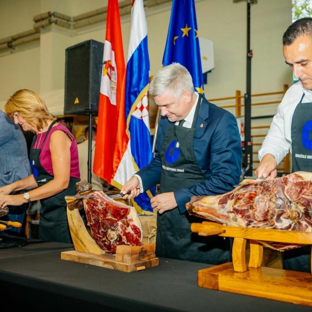 <p>Ante-Janko Bobetko, Branka Juričev-Martinčev, Boris Miletić i Pa&scaron;ko Rakić</p>