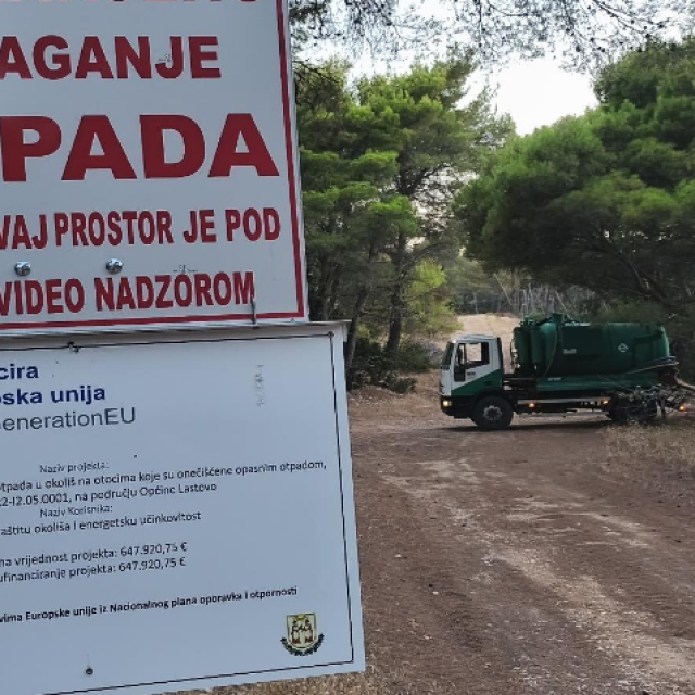 <p>Trenutak pražnjenja cisterni s fekalnih sadržajem</p>