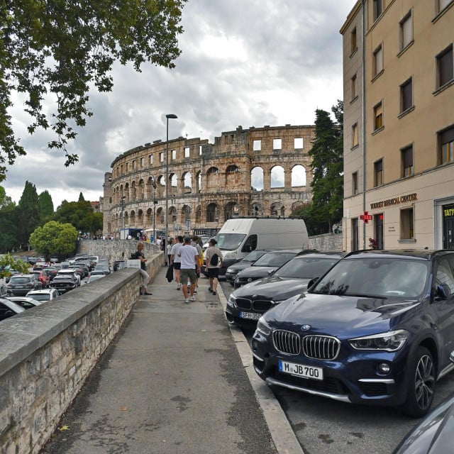 <p>Čelnici Grada Pule predstavili su novi model povla&scaron;tene parkirali&scaron;ne karte kojim će građanima Pule biti omogućeno kori&scaron;tenje ukupno 1.000 sati parkiranja tijekom 12 mjeseci, uz minimalnu godi&scaron;nju naknadu od 30 eura plus PDV</p>