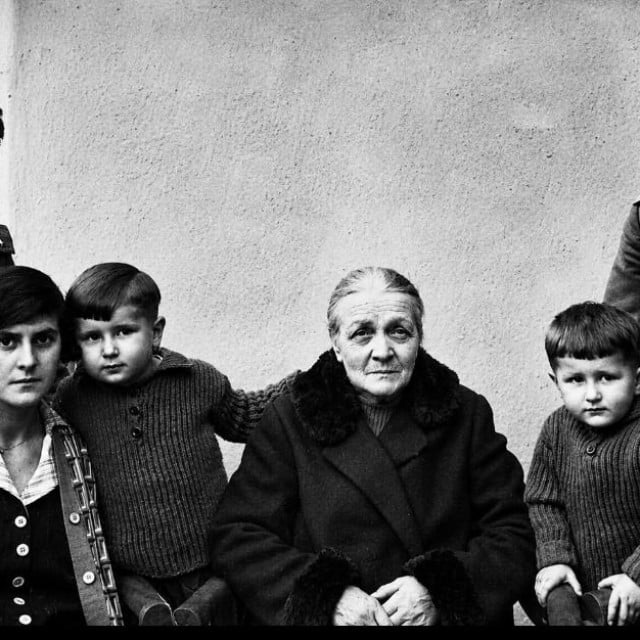<p>Slijeva nadesno: Ilko i supruga Dragica, sin Časlav, baka<br>
Antonia, sin Zvonimir, Mato i supruga Nada. Fotografija je nastala u Metkoviću 12. studenoga 1926. godine</p>