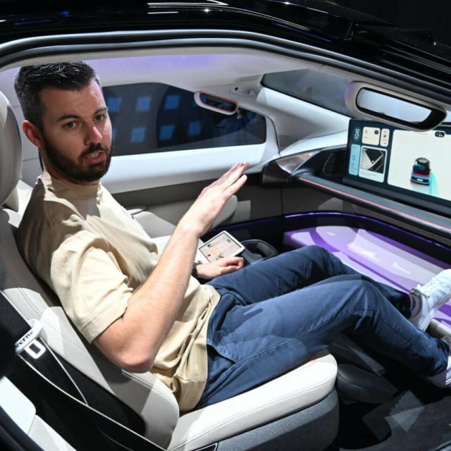 <p>Mate Rimac u prototipu robotaksija<br>
&nbsp;</p>