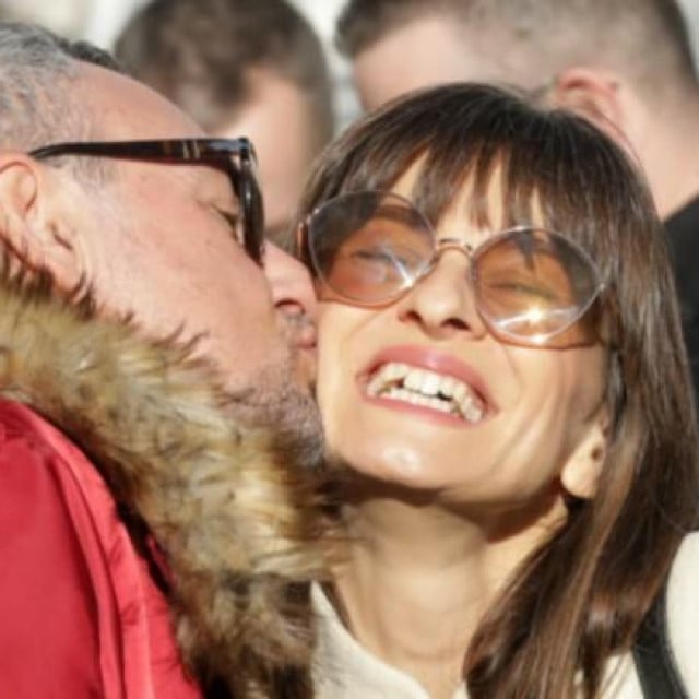 <p>Sandi i Ilina Cenov snimljeni na gradskoj ulici</p>
