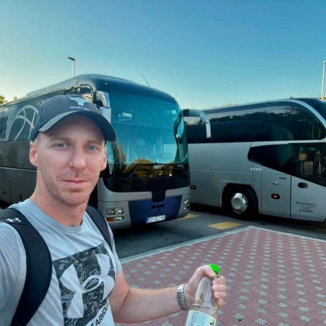 <p>Radeta je prosvjednicima za Liku stavio na raspolaganje besplatno dva svoja autobusa</p>
