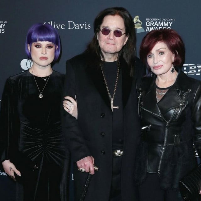 <p>Kelly Osbourne,&nbsp;Ozzy Osbourne i Sharon Osbourne 2020. godine</p>