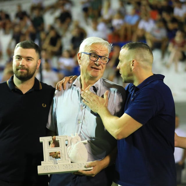 <p>Nagradu je preuzeo brat Ćiro Gizdić</p>