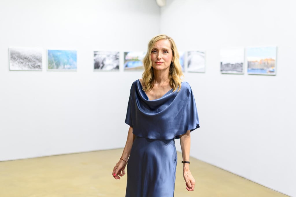 <p>&nbsp;Mara Brato&scaron; i izložba Skrivena mjesta Grada u Galeriji Otok</p>
