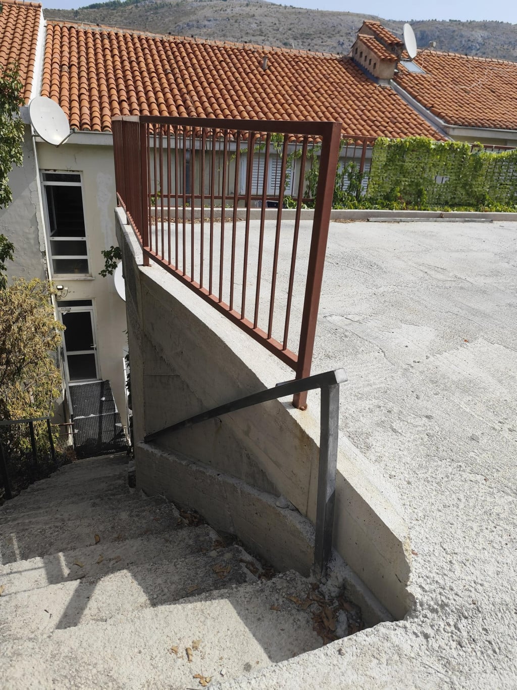 <p>Navodno nezakonito izgrađen parking na Kineskom zidu u Dubrovniku</p>