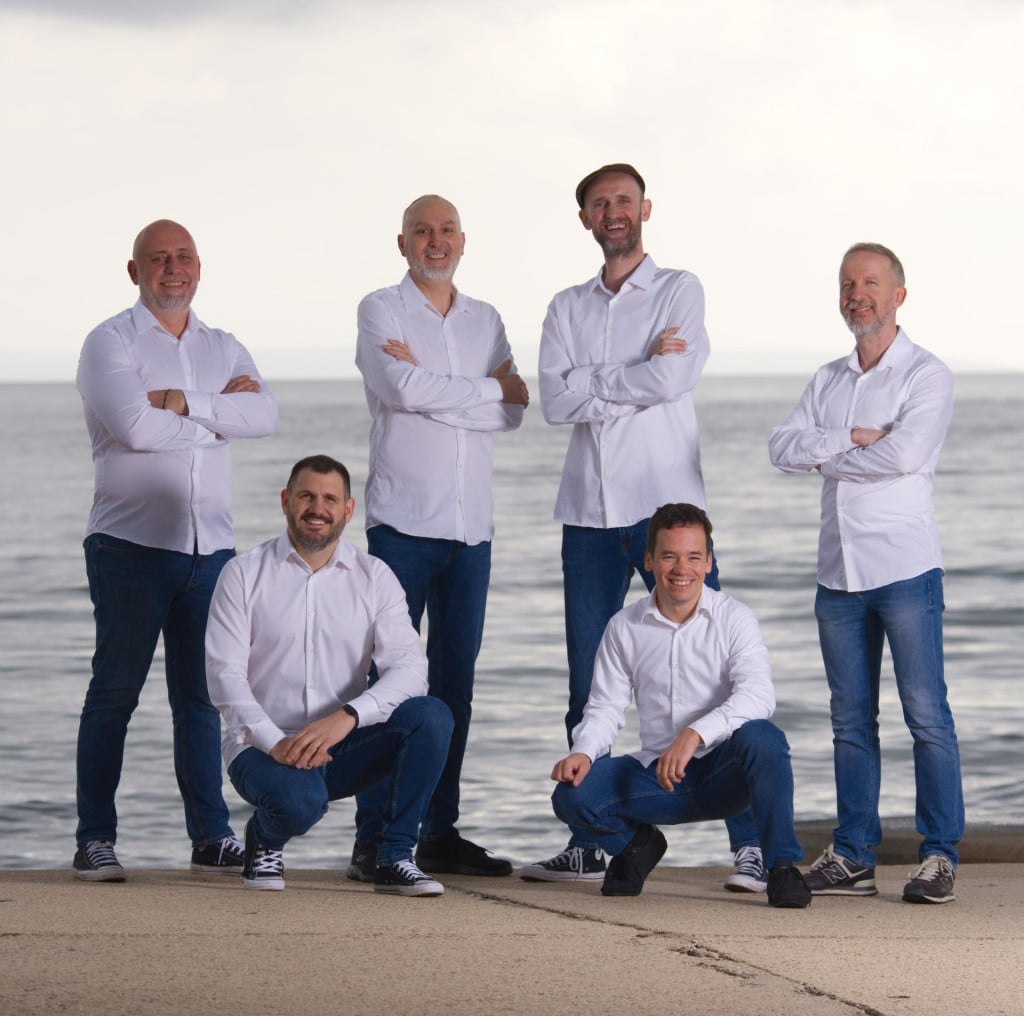 <p>Klapa Kampanel ove godine slavi tri desetljeća pjesme, prijateljstva, putovanja i nezaboravnih susreta s publikom. Donji red (slijeva nadesno): Nado Santini, Davor Krnjak; gornji red:&nbsp;Vjeko Hudeček, Ante Antić, Mate Gaćina, Jerica Gracin</p>