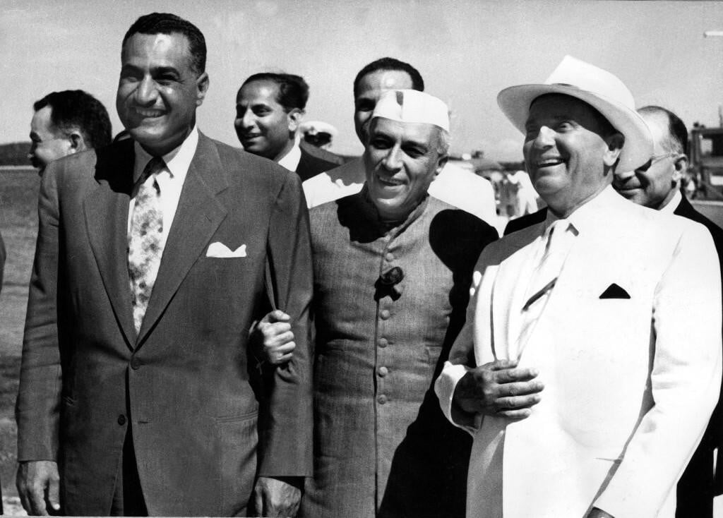 <p>Josip Broz Tito, Jawaharlal Nehru&nbsp;i&nbsp;Gamal Abdel Nasser&nbsp;<strong> </strong>bili su predvodnici&nbsp;Pokreta nesvrstanih&nbsp;</p>