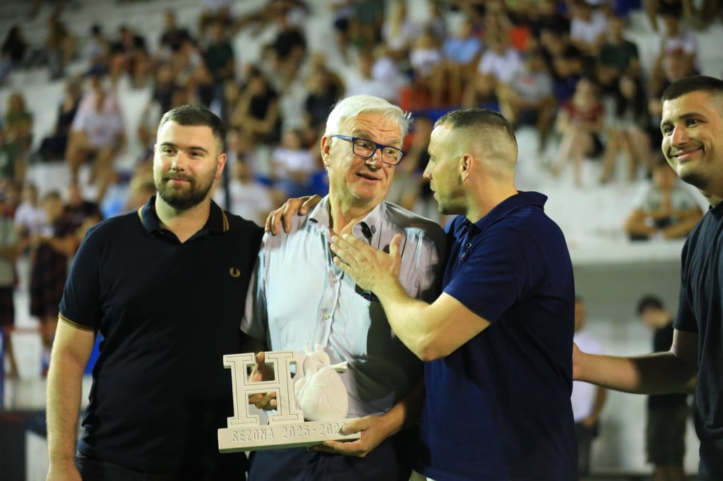 <p>Nagradu je preuzeo brat Ćiro Gizdić</p>
