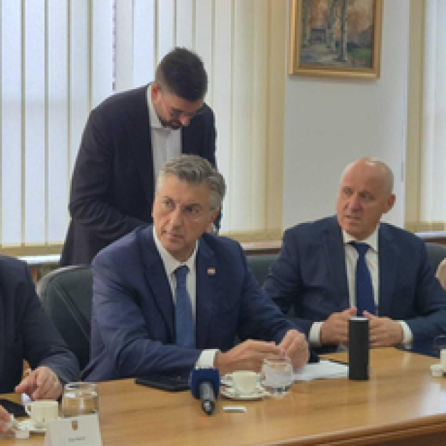 <p>Premijer i ministri na sastanku u Gospiću<br>
&nbsp;</p>