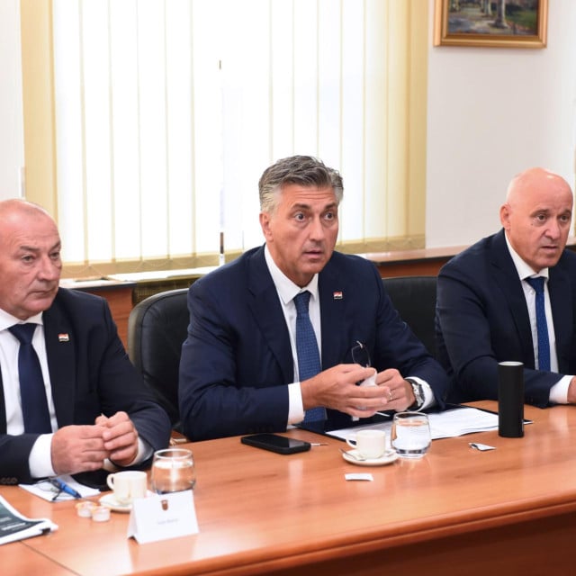<p>Predsjednik Vlade Andrej Plenkovic, zajedno sa clanovima Vlade, na sastanku u Gospiću&nbsp;</p>