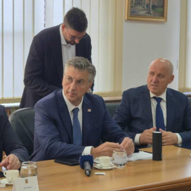 <p>Plenković i ministri na sastanku u Gospiću, svi s kavom i ča&scaron;om vode<br>
&nbsp;</p>