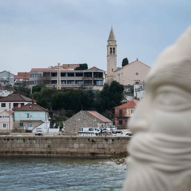 <p>Kali na Ugljanu čiji je&nbsp;&lsquo;ku&atilde;ļski jazȋk&lsquo;&nbsp;upisan u Registar kulturnih dobara Republike Hrvatske</p>
