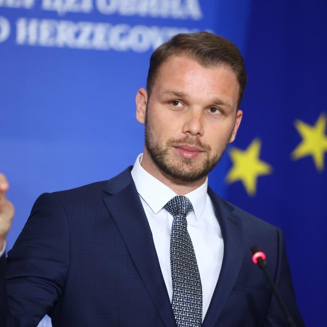 <p>Dra&scaron;ko Stanivuković&nbsp;poručio je kako bi dan pokopa trebao biti progla&scaron;en<!--TgQPHd|||[]-->&nbsp;danom žalosti u &lsquo;svim srpskim zemljama&lsquo;&nbsp;</p>