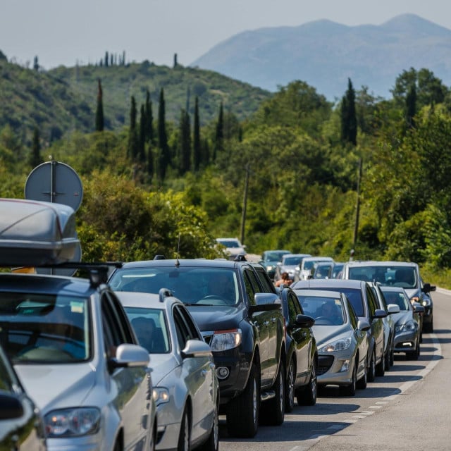 <p><br>
Na granicnom prijelazu Krasovici Debeli Brijeg prema Crnoj Gori svake je godine sve gora gužva, a stanovnici tog dijela Konavala ne mogu doći do svojih kuća<br>