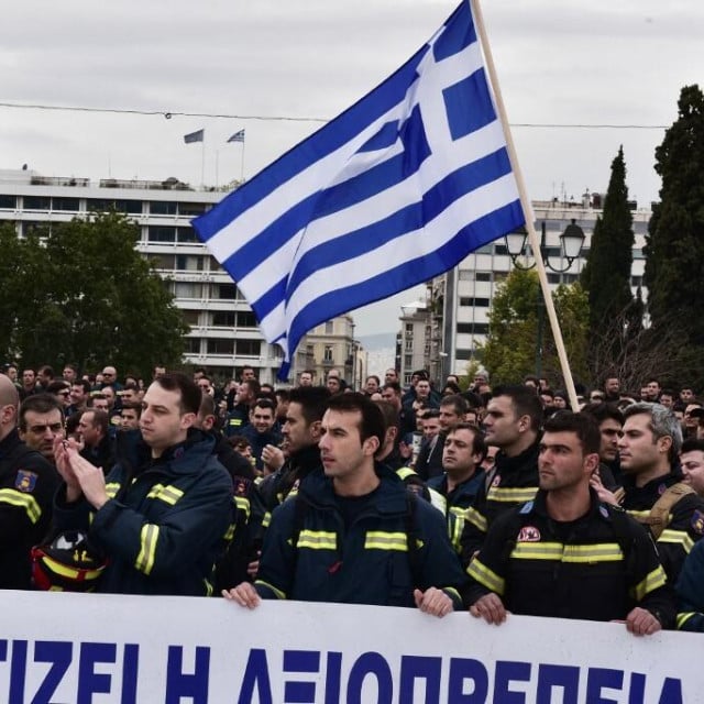 <p>Grčki vatrogasci odlučili su rje&scaron;enje potražiti na ulici, kao u ovom prosvjedu u Ateni u veljači 2017. godine&nbsp;</p>

<p>&nbsp;</p>

<p>&nbsp;</p>